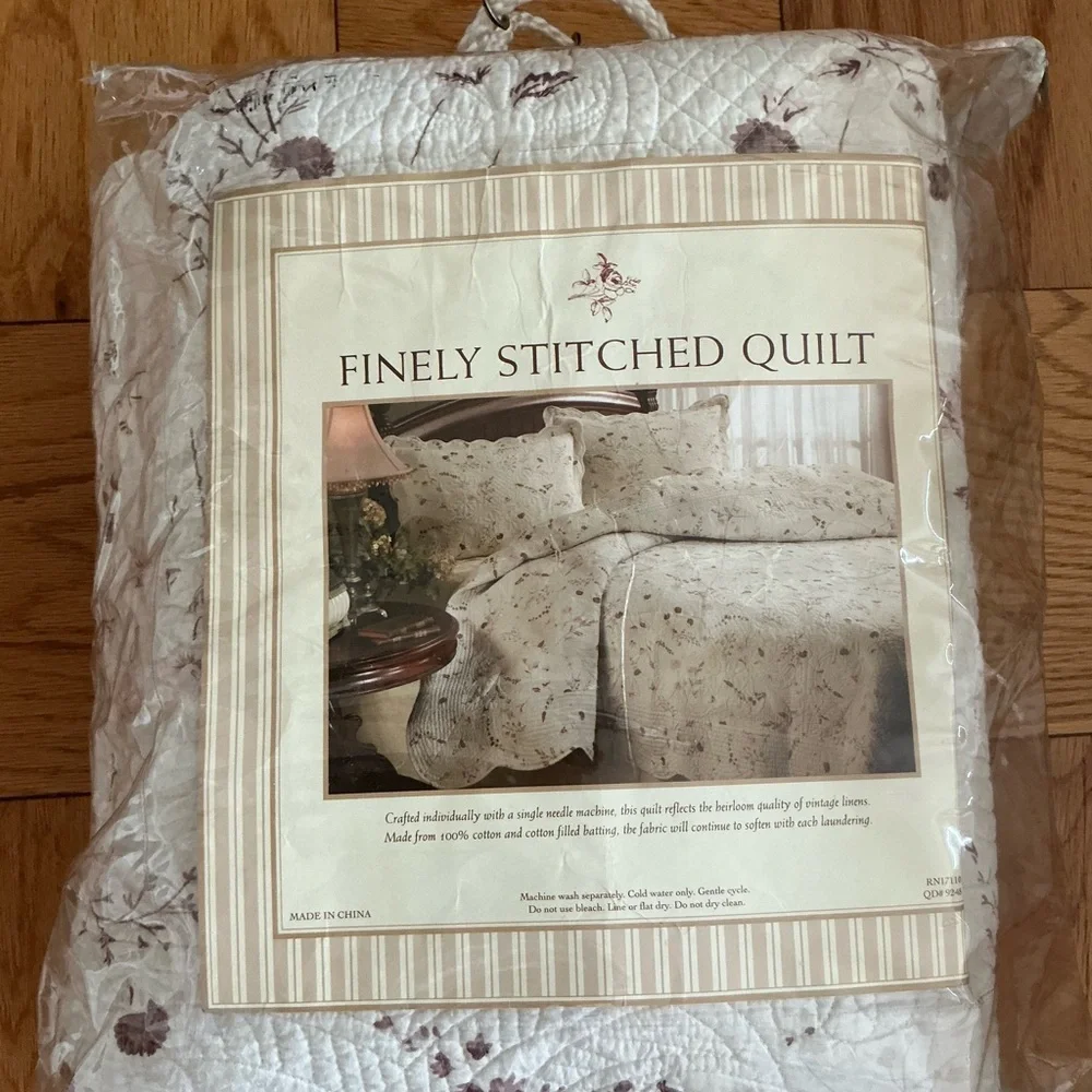 Elegant Floral Quilt - Cream